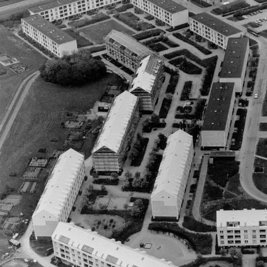 Sort-hvid luftfoto af Ladegårdsparken fra 1991, da der blev bygget tagetager på blokkene fra 1970'erne.