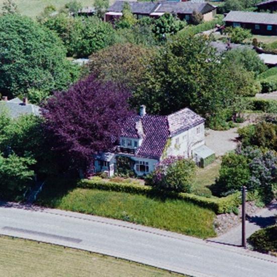 Farveluftfoto af villa på Slagelsevej 27 i Jyderup.