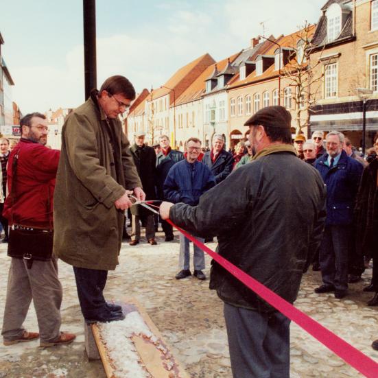 Borgmester Jørn Sørensen klipper en rød snor over i Ahlgade.