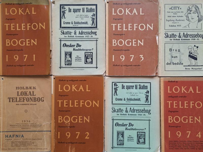 Mosaik af gamle vejvisere og telefonbøger