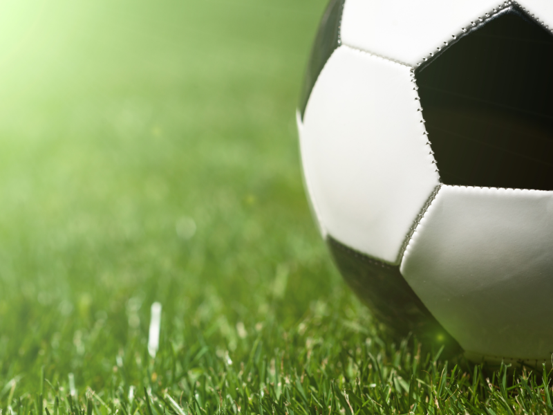 Close up billede af en SH fodbold på græs