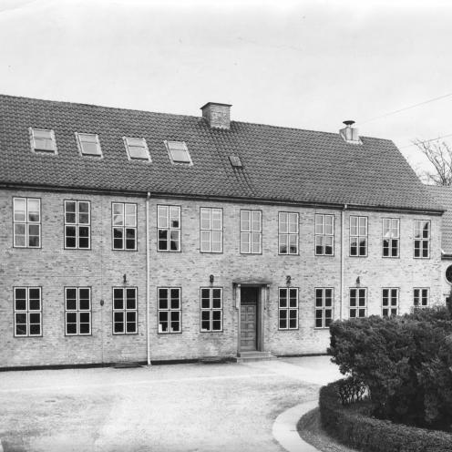 Sort-hvid foto af en toetages bygning.