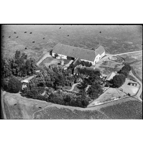 Sort-hvid luftfoto af gård.