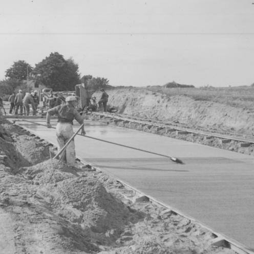 Sort-hvid foto af vejarbejde.