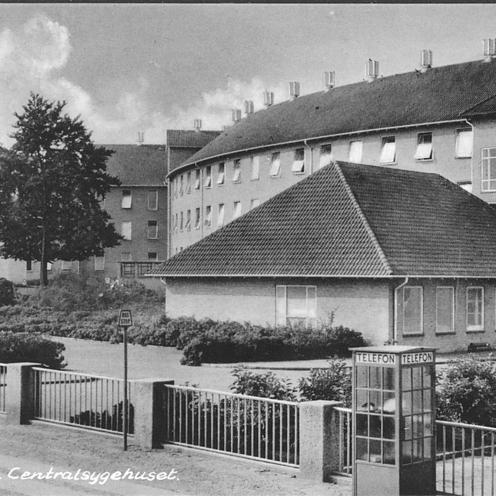 Sort-hvid foto af en del af Centralsygehuset i Holbæk.