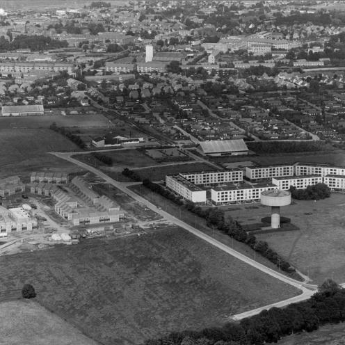 Sort-hvid luftfoto af beboelsesområderne Ladegårdsparken og Knudsparken.