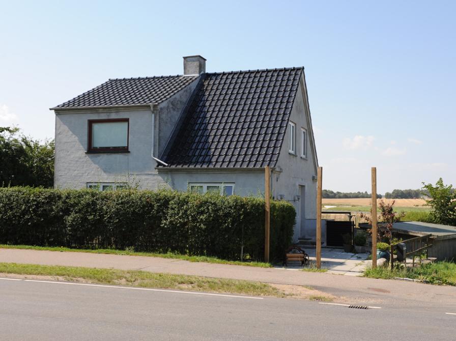 Farvefoto af huset på Sønderstrupvej 30 i 2016 set fra vejen.