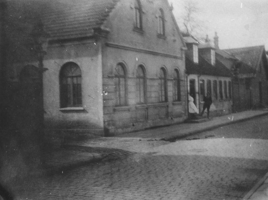 Sort-hvid foto: Husrække på Vestergade i 1908-1917.