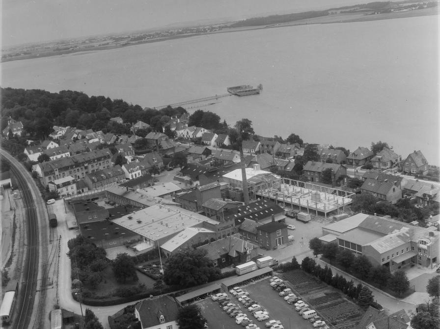 Sort-hvidt luftfoto af området omkring slagteriet.