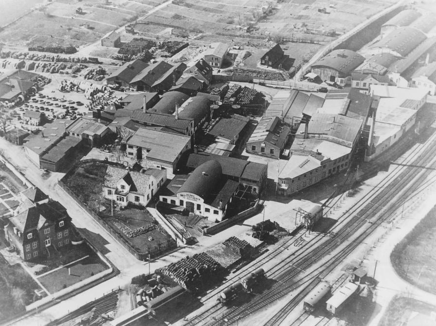 Sort-hvid luftfoto af Holbæk Motorfabrik.