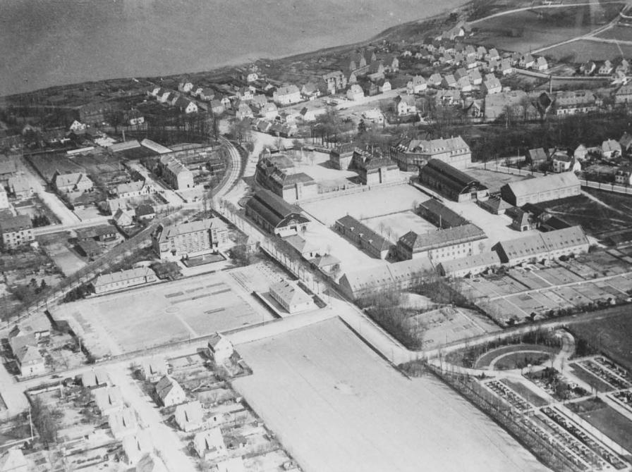 Sort-hvid luftfoto over Holbæk Kaserne.