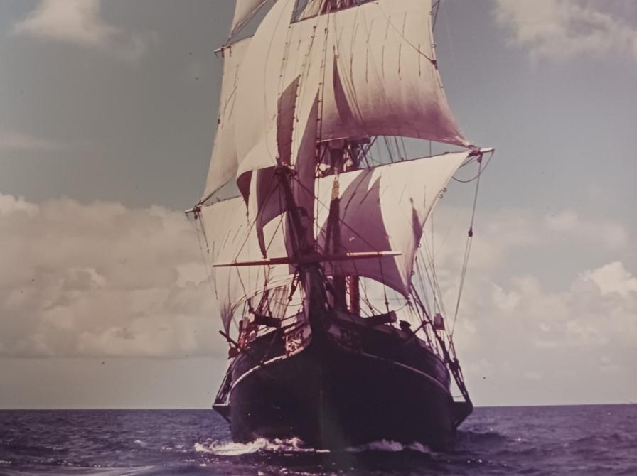 Farvefoto af sejlskib.