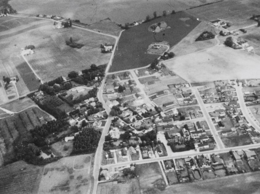 Sort-hvid luftfoto af byen Arnakke.