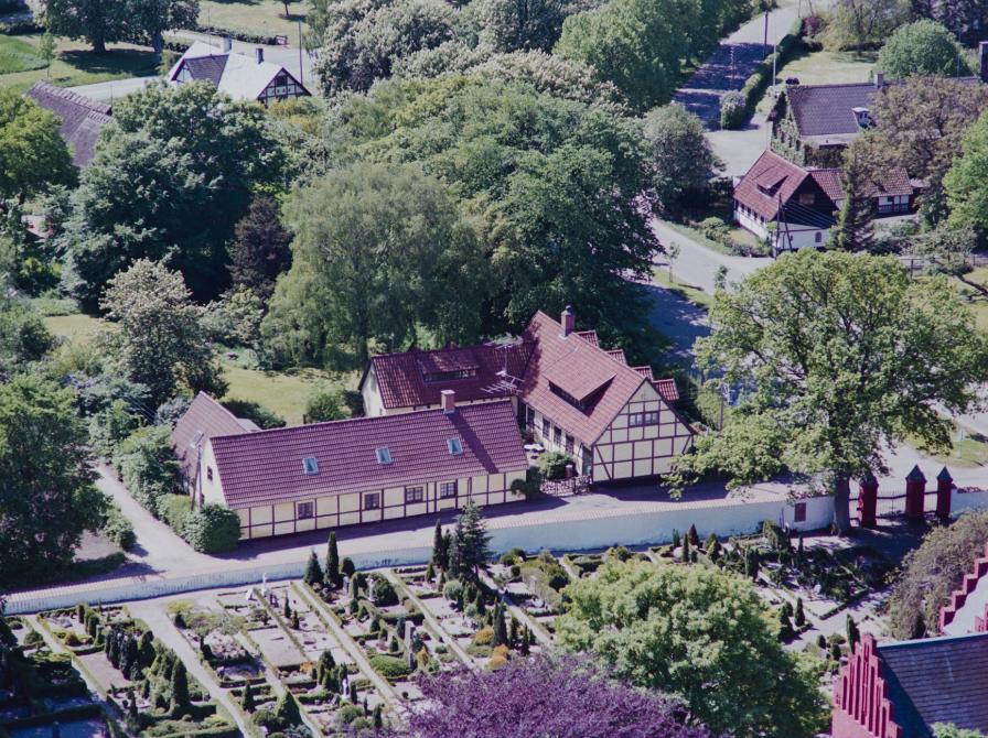 Luftfoto i farve af gård.