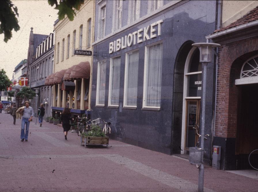 Farvefoto af bibliotekets facade i Nygade.