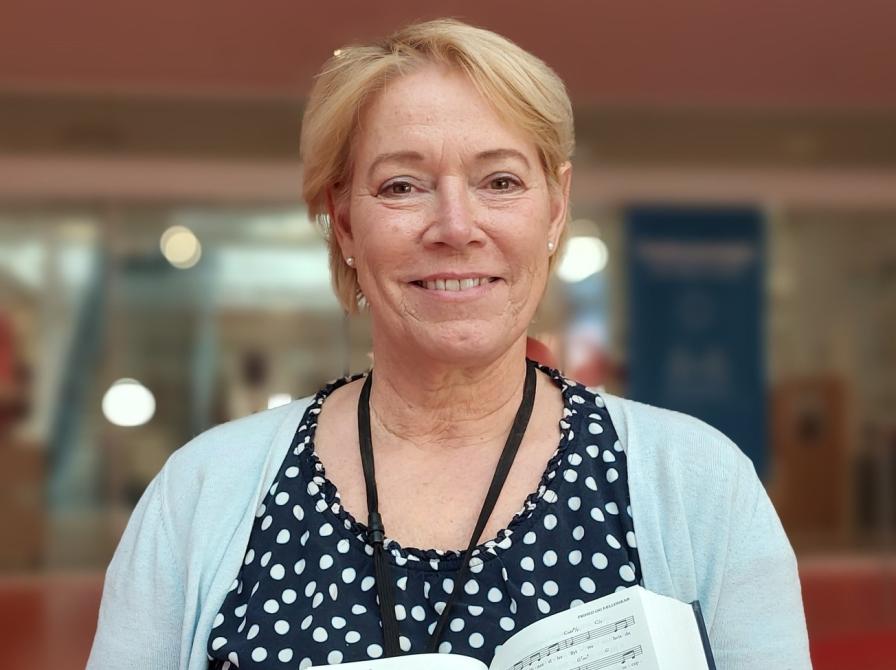 Birgit der viser en åben højskolesangbog